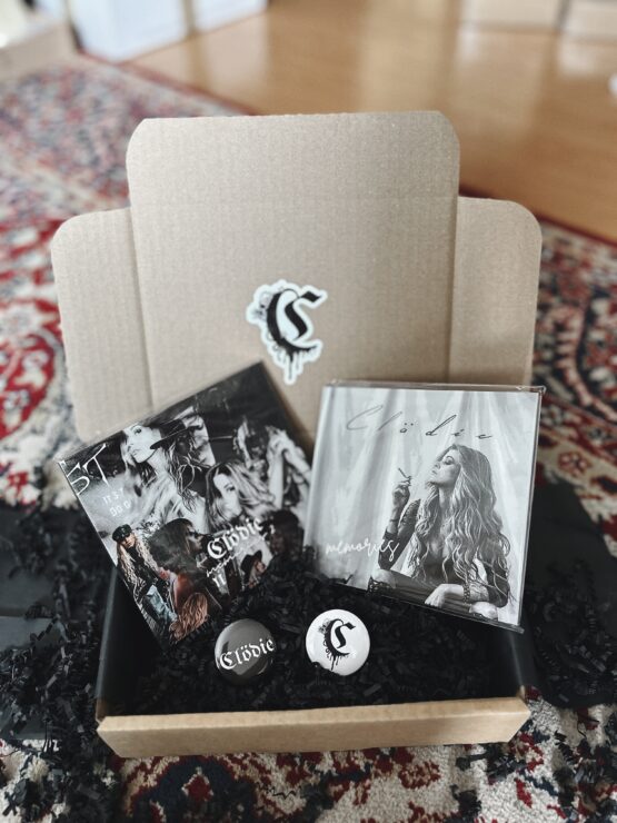 Box CLÖDIE „Memories Collection” – 2x CD + przypinki - obrazek 6