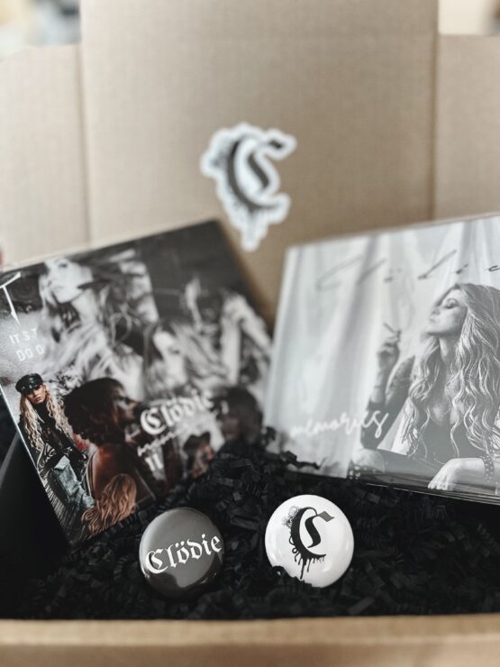 Box CLÖDIE „Memories Collection” – 2x CD + przypinki - obrazek 7