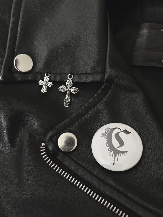 WHITE PIN BADGE WITH NEW Clödie LOGO - obrazek 5