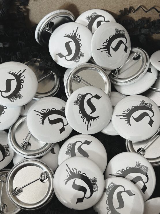 WHITE PIN BADGE WITH NEW Clödie LOGO - obrazek 3
