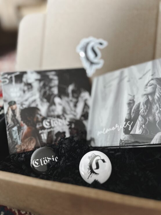 Box CLÖDIE „Memories Collection” – 2x CD + przypinki - obrazek 2