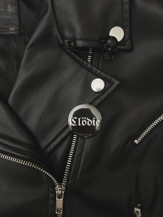 BLACK PIN BADGE WITH CLASSIC Clödie LOGO - obrazek 2
