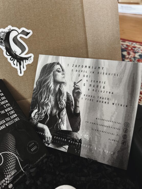 Box CLÖDIE „Memories Collection” – 2x CD + przypinki - obrazek 3