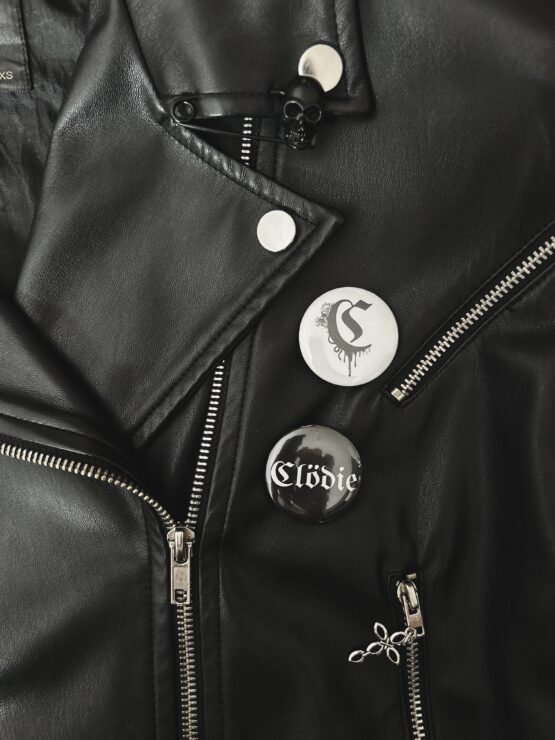 BLACK PIN BADGE WITH CLASSIC Clödie LOGO - obrazek 4