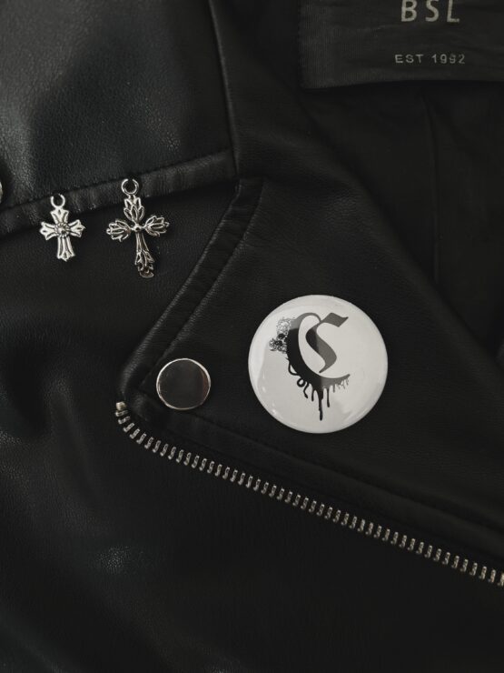 WHITE PIN BADGE WITH NEW Clödie LOGO - obrazek 2