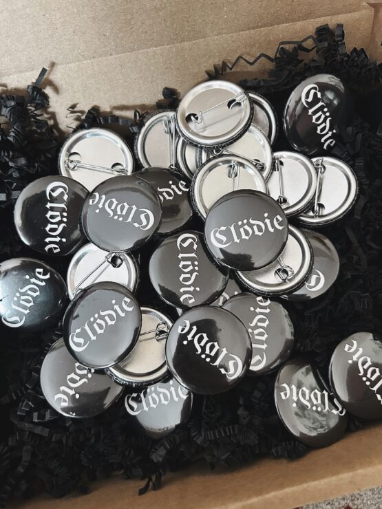 BLACK PIN BADGE WITH CLASSIC Clödie LOGO - obrazek 3