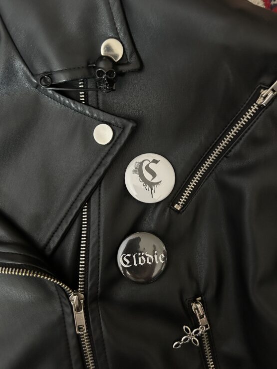 WHITE PIN BADGE WITH NEW Clödie LOGO - obrazek 4